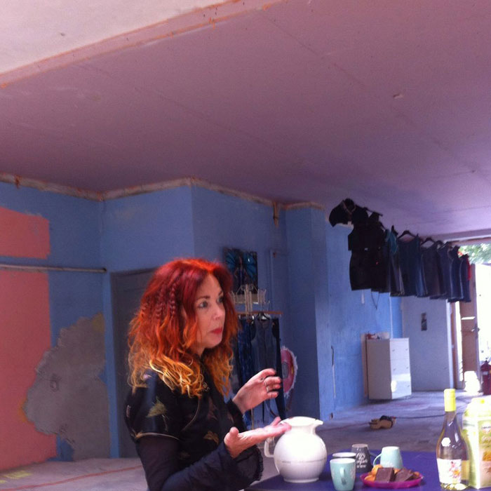 kunstenaar in atelier